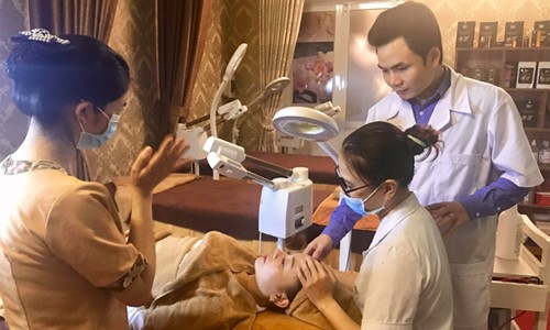 Lương y Nguyễn Bá Tuyên áp dụng phương pháp trị mụn mới và hiệu quả