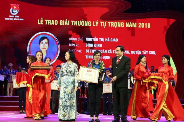 Bí thư Xã đoàn Tây Giang, Nguyễn Thị Hà Giao (giữa) là cán bộ Đoàn duy nhất của tỉnh Bình Định giành giải thưởng Lý Tự Trọng 2018.