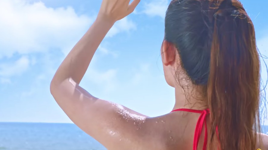 Huyền My lại diện bikini ‘gây bão’ với thân hình nuột nà, trắng nõn