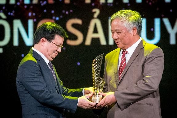 Tổng Giám đốc Vihajico – Ecopark Ông Đào Ngọc Thanh (bên phải) nhận giải thưởng