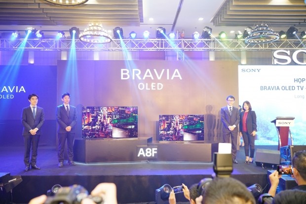 Dòng X9000F có mức giá tham khảo trên trang Sony Việt Nam là 43,9 triệu đồng cho bản 55 inch và 69,9 triệu đồng cho bản 65 inch.