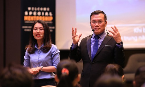 Thầy Ernest Wong – chuyên gia giáo dục Singapore – cố vấn cho Bộ giáo dục Hong Kong