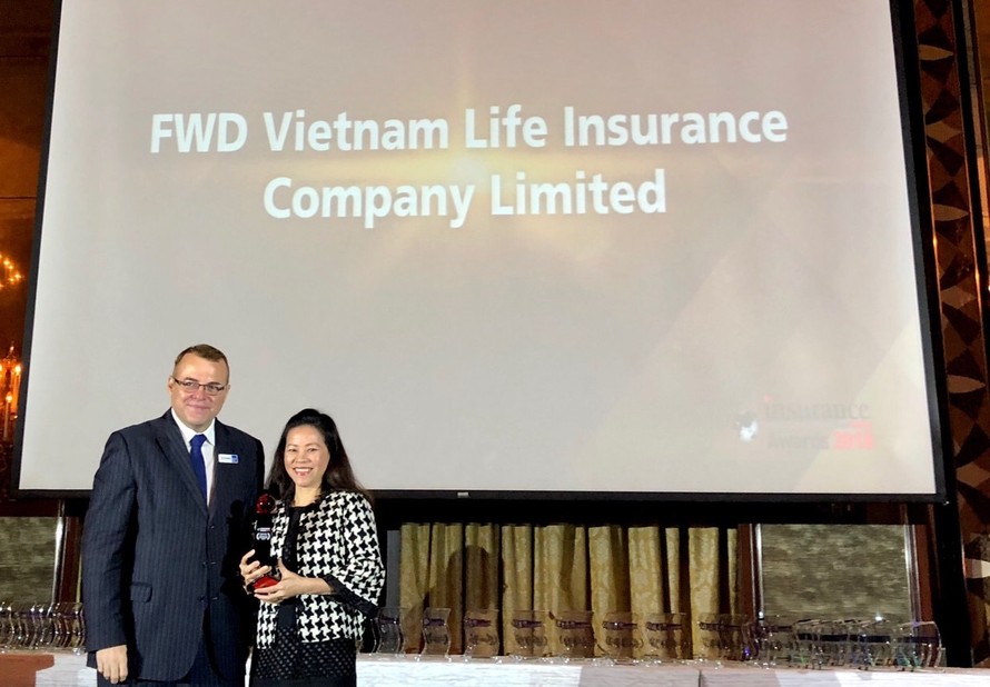 Bà Vương Mỹ Phụng, Phó Tổng Giám đốc FWD Việt Nam nhận giải thưởng từ Ban tổ chức Insurance Asia Awards tại Singapore.