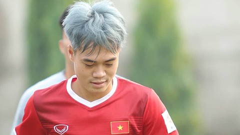 Văn Toàn nhuộm tóc bạch kim cực nổi ở đội Olympic Việt Nam