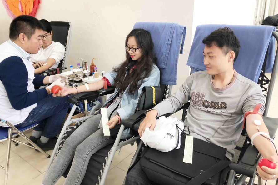 Hồ Xuân Hân (sinh viên năm tư khoa Điện tử, Đại học Bách Khoa Hà Nội) cùng bạn gái Phạm Thị Hồng Vân (sinh viên năm nhất, Đại học Bách Khoa Hà Nội) tham gia hiến máu tại Chủ nhật Đỏ. 