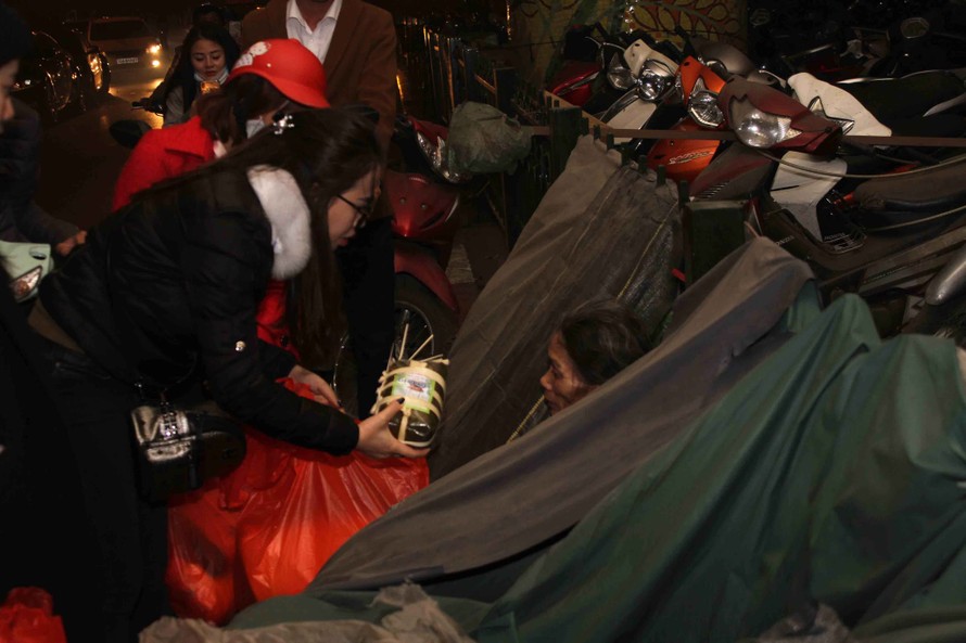 Nhóm bạn trẻ dành tặng chưng, giò chả Ước Lễ, bánh kẹo, quần áo ấm và lì xì tặng những người vô gia cư trên hè phố Hà Nội.