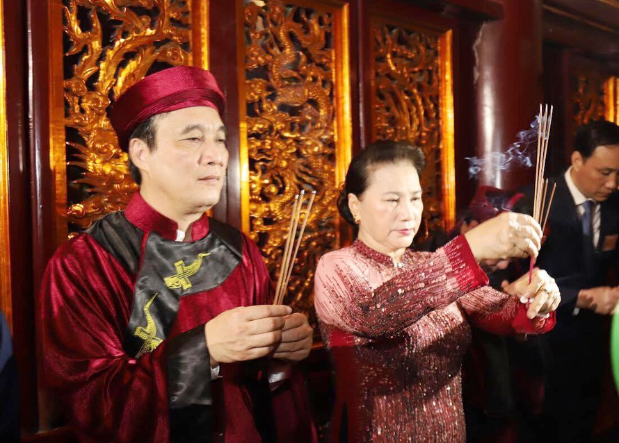 Chủ tịch Quốc hội Nguyễn Thị Kim Ngân dâng hương tưởng nhớ các vua Hùng - Ảnh: Quang Lộc