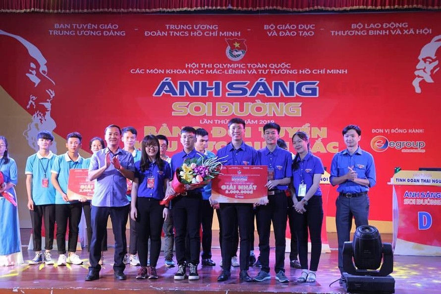 Ban tổ chức trao giải Nhất cuộc thi "Ánh sáng soi đường" khu vực miền bắc cho đội tuyển Thái Nguyên. 