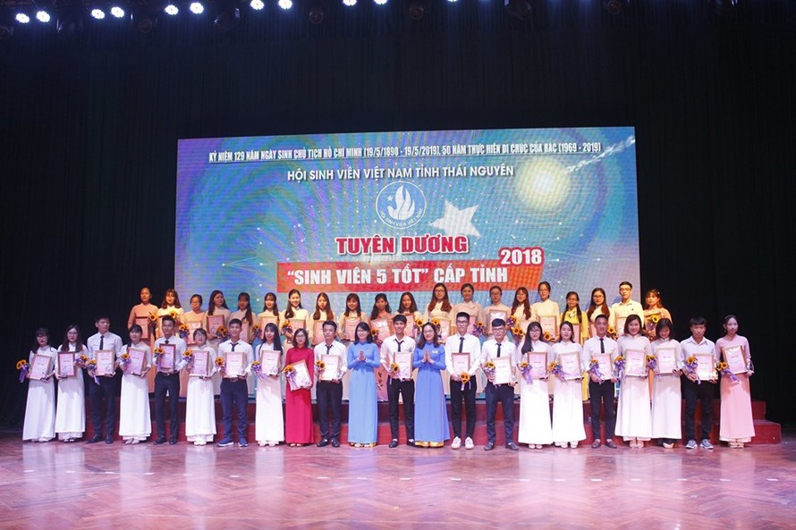 Ban Tổ chức đã tiến hành tuyên dương, trao hoa, chứng nhận và biểu trưng Sinh viên 5 tốt cấp tỉnh năm 2018 cho 67 cá nhân là những sinh viên xuất sắc.