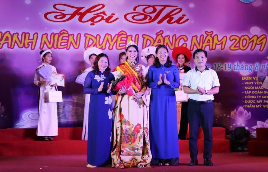Nguyễn Bảo Ngọc giành Hoa khôi nữ thanh niên duyên dáng Yên Bái năm 2019.