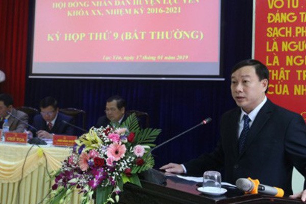 Ông Hoàng Xuân Đán phát biểu tại kỳ họp thứ 9 HĐND huyện Lục Yên.