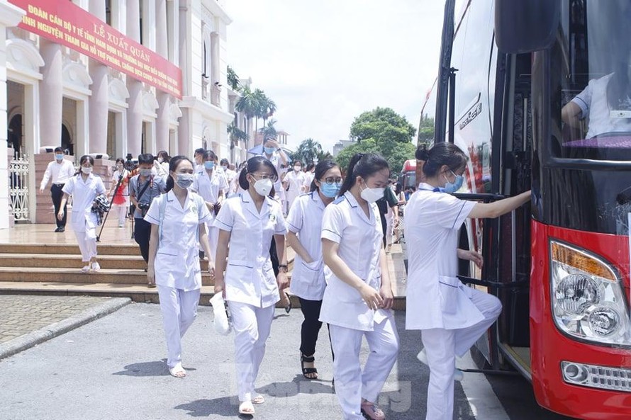 113 cán bộ, sinh viên Đại học Điều dưỡng Nam Định lên đường hỗ trợ tỉnh Bình Dương chống dịch - Ảnh: Hoàng Long