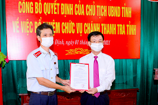 Chủ tịch UBND tỉnh Nam Định (phải) trao quyết định bổ nhiệm cho tân Chánh Thanh tra tỉnh Nam Định. Ảnh: Hoàng Long