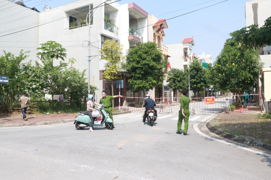 Phong toả khu vực ổ dịch mới xuất hiện tại thành phố Nam Định - Ảnh: Hoàng Long