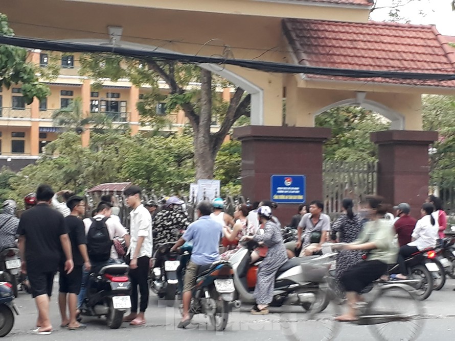 Phụ huynh và học sinh tập trung ở các trường THPT để "đợi" điểm - Ảnh: Hoàng Long