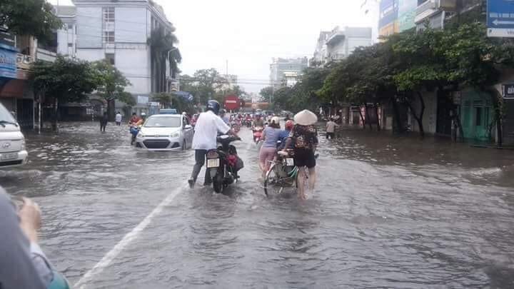 Ảnh hưởng của bão khiến nhiều tuyến đường tại thành phố Nam Định bị ngập - Ảnh: Hoàng Long