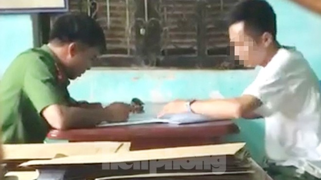 Công an lấy lời khai của nghi phạm "bắt cóc trẻ em" - Ảnh: Hoàng Long