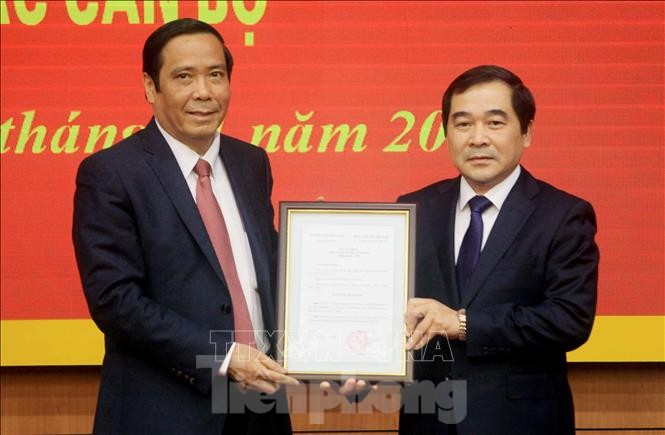 Phó trưởng ban thường trực Ban Tổ chức TƯ trao quyết định chuẩn y của Ban Bí thư TƯ Đảng cho Phó Bí thư Tỉnh uỷ Thái Bình - Ảnh: Hoàng Long