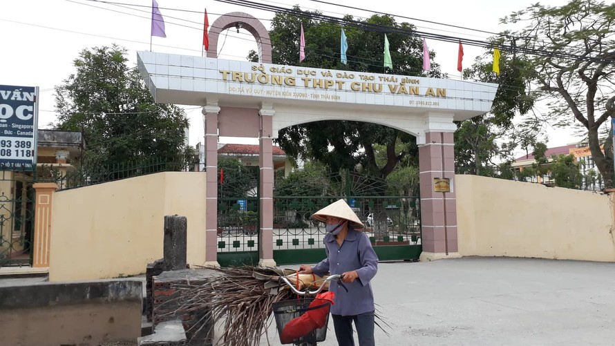 Cổng trường Chu Văn An, nơi xảy ra vụ đâm trọng thương một nam sinh học lớp 12 - Ảnh: Hoàng Long