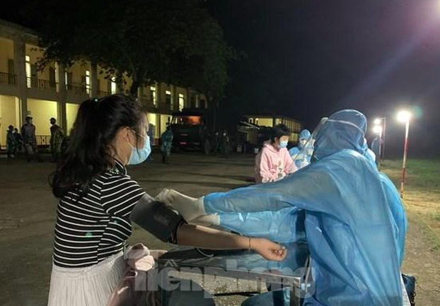 Khám, kiểm tra sức khoẻ và lấy mẫu xét nghiệm đối với công dân vừa từ Canada về nước - Ảnh: Hoàng Long