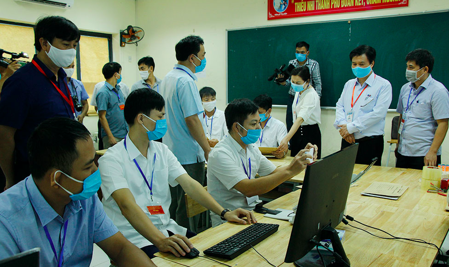 Đoàn công tác Bộ GD-ĐT kiểm tra thực tế công tác chấm thi tại tỉnh Hà Nam.Ảnh: TH
