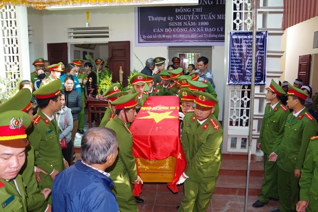 Đồng đội, gia đình trang trọng tổ chức tang lễ cho đại uý Nguyễn Tuấn Minh đã hy sinh khi làm nhiệm vụ. Ảnh: Hoàng Long