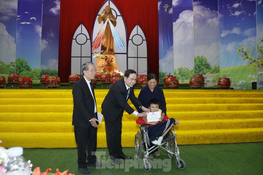Chủ tịch UBTW MTTQ Trần Thanh Mẫn tặng quà cho trẻ em khuyết tật tại Giáo phận Thái Bình (tỉnh Thái Bình) - Ảnh: Hoàng Long