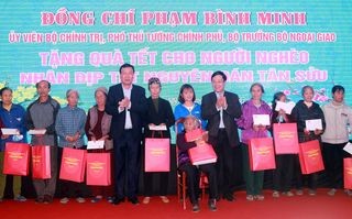 Pho Thủ tướng Phạm Bình Minh tặng quà người nghèo, công nhân lao động tại Nam Định - Ảnh: Hoàng Long