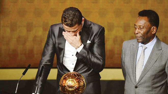 Ronaldo khóc khi nhận giải. Ảnh: Getty Images