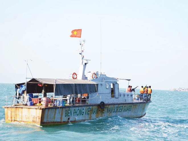  Tàu của Biên phòng Việt Nam làm nhiệm vụ bảo vệ an toàn cho việc kéo cáp ngầm trên biển Phú Quốc