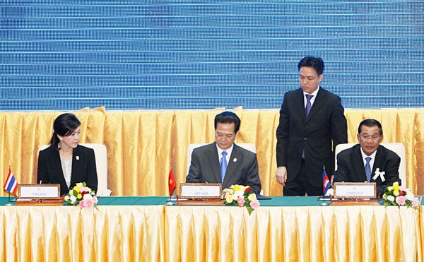Thủ tướng Nguyễn Tấn Dũng ký Tuyên bố Phnom Penh thông qua Tuyên bố Nhân quyền ASEAN. Ảnh: TTXVN