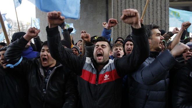 Những người thuộc nhóm Tatar tại bán đảo Crimea biểu tình trước trụ sở chính quyền thành phố Simferopol hôm 26/2. Ảnh: Darko Vojinovic