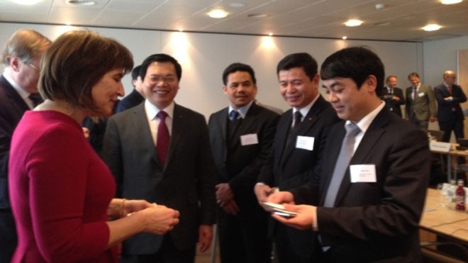 Tổng giám đốc Vietcombank (ngoài cùng, bên phải) gặp Bộ trưởng Ngoại thương và Hợp tác phát triển Hà Lan Lilianne Ploumen tại Tọa đàm bàn tròn các CEO Việt Nam và Hà Lan
