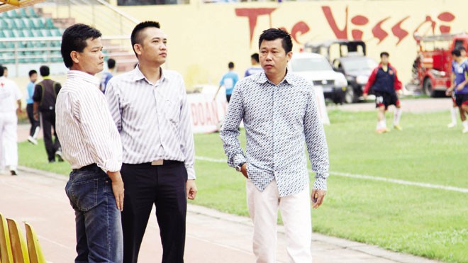 Bộ ba của V.Ninh Bình: bầu Trường, chủ tịch Phạm Văn Lệ và HLV Nguyễn Văn Sỹ. Ảnh: VSI 