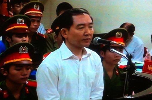 Bị cáo Dương Chí Dũng trước vành móng ngựa. Ảnh: Bảo Thắng