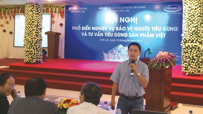 Ông Nguyễn Bằng Phi - Trưởng ban nhãn hiệu ngành hàng sữa chua của Vinamilk chia sẻ với người tiêu dùng về cách bảo quản sản phẩm sữa chua luôn tươi ngon và đảm bảo dinh dưỡng