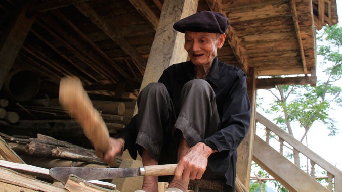  Cựu binh Lường Văn Phúc (104 tuổi) hằng ngày vẫn vào rừng chặt tre, chẻ củi đỡ đần con cháu. Ảnh: Như Ý