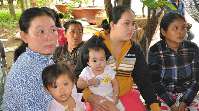 Những người mẹ, người vợ của 61 ngư dân bị bắt giữ đến nhà chủ tàu Trương Văn Ngữ hỏi thông tin và nhận tiền gạo hỗ trợ