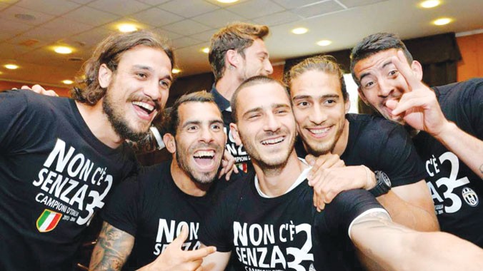  Các cầu thủ Juventus ăn mừng chức vô địch Serie A 2014 trong khách sạn. Ảnh: Juventus.com 