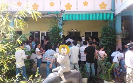 Hàng ngàn phụ huynh chen chúc chờ nộp đơn cho con học mầm non Hoa Mai từ sáng sớm. Ảnh: Dân Trí