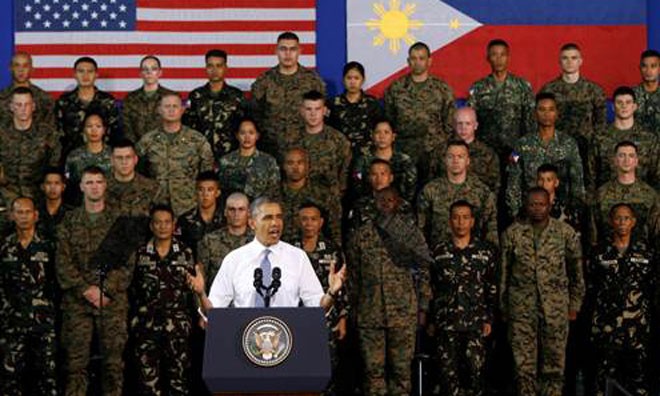 Tổng thống Mỹ Barack Obama phát biểu trước các binh sĩ Mỹ và Philippines tại nhà thi đấu thể thao Fort Bonifacio ở thủ đô Manila của Philippines vào ngày 29.4 - Ảnh: Reuters