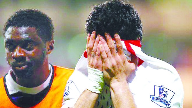 Luis Suarez cố giấu những giọt nước mắt thất vọng vào trong vạt áo. Ảnh: Getty Images 