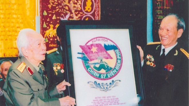  Tác giả bài viết tặng Đại tướng bức tranh nhân kỷ niệm 50 năm Chiến thắng Điện Biên Phủ