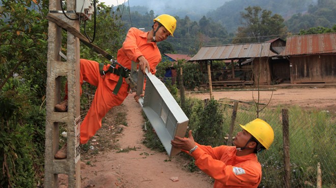  Công nhân Công ty Điện lực Điện Biên (Tổng Công ty Điện lực Miền Bắc) đưa điện về các xã vùng sâu, vùng xa của huyện Mường Nhé. Ảnh: Ngọc Hà