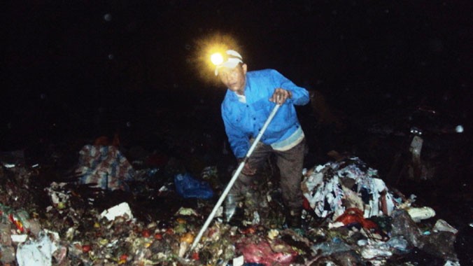Những con người bới rác mưu sinh hằng đêm ở bãi rác Nam Sơn