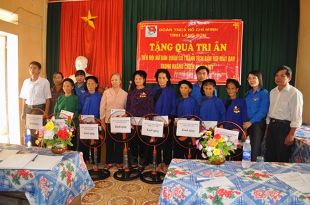Tỉnh đoàn Lạng Sơn tặng quà tri ân tiểu đội nữ dân quân xã Quang Lang