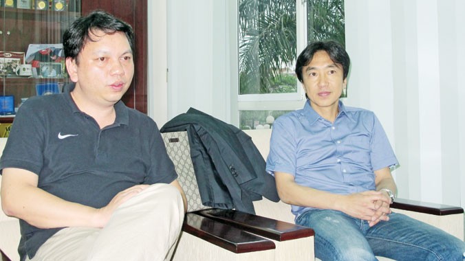  TTK VFF Lê Hoài Anh (trái) trao đổi với HLV Toshiya Miura sau khi hai bên đạt được các thỏa thuận làm HLV ĐTVN. Ảnh: VFF 