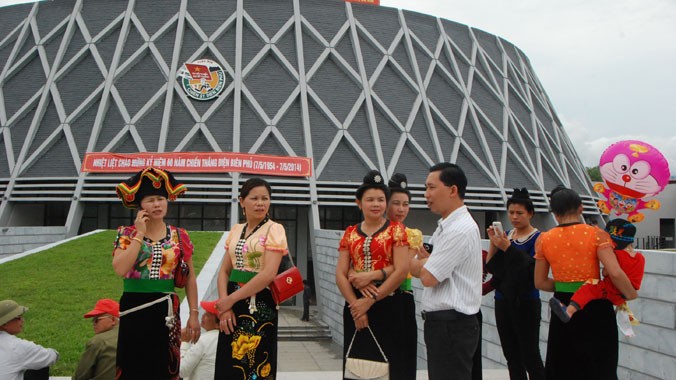 Trước Bảo tàng Điện Biên Phủ