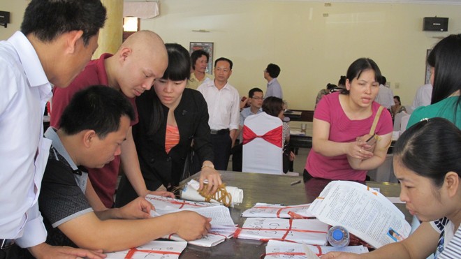 Giao nhận hồ sơ dự thi tại Hà Nội. Ảnh: Hồ Thu