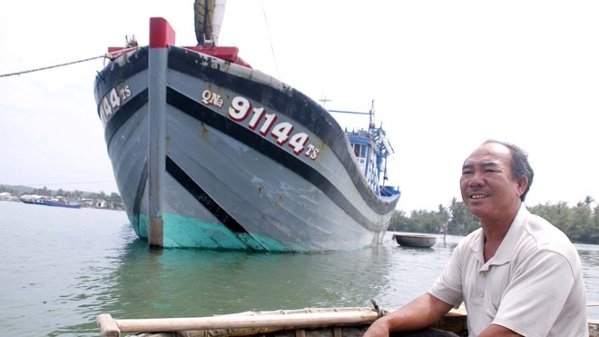  Ông Huỳnh Văn Tạo và con tàu 550CV của mình. Ông ấp ủ con tàu 700CV để con trai nối nghiệp. Ảnh: Nguyễn Thành